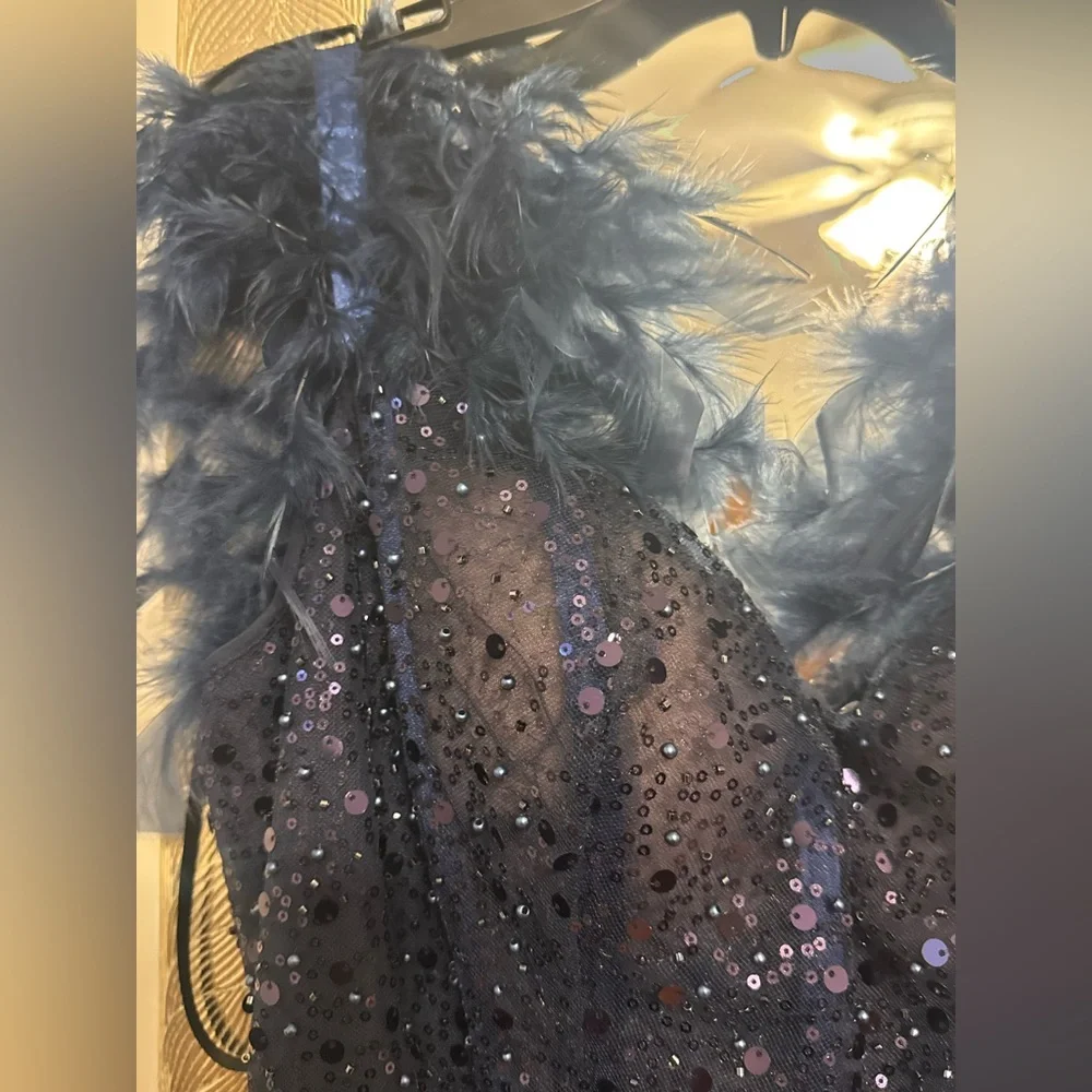 Elegant Navy Evening Gown with Feather Details - Picture 9 of 10